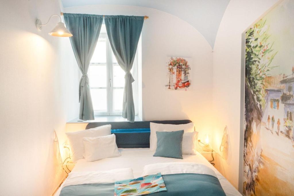 Postel nebo postele na pokoji v ubytování Dunakavics XIII Apartman
