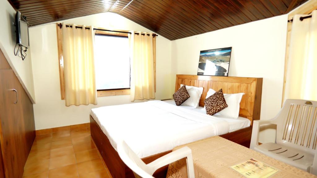 Postel nebo postele na pokoji v ubytování Thakur homes- couple and family friendly homestay