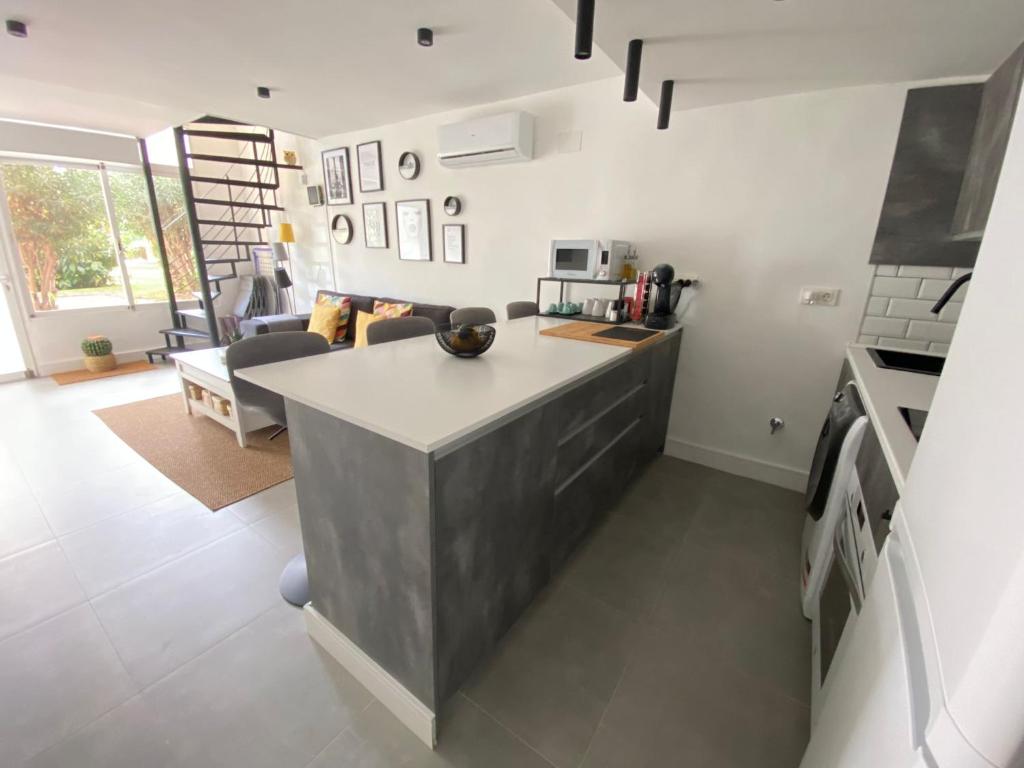 Kuchyňa alebo kuchynka v ubytovaní DUPLEX TORREMOLINOS 2 DORM / 2 WC