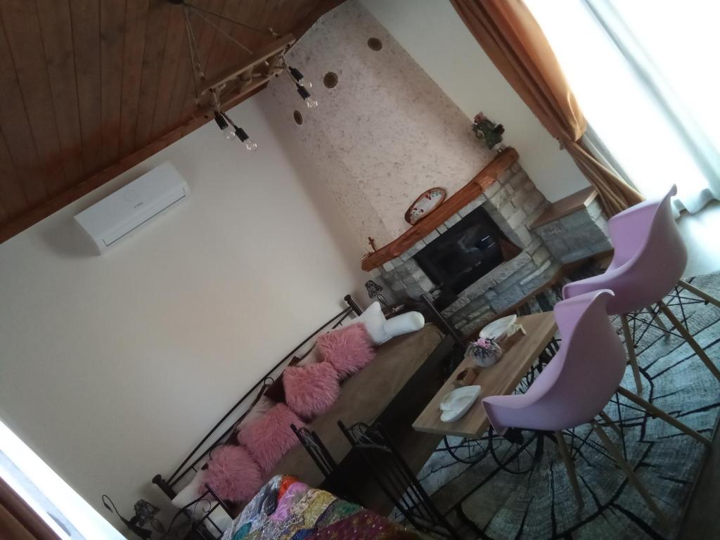 vista sul soffitto di un soggiorno con sedie viola di Villa Gianna a Karpenision