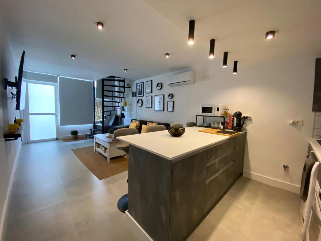 Kuchyňa alebo kuchynka v ubytovaní DUPLEX TORREMOLINOS 2 DORM / 2 WC