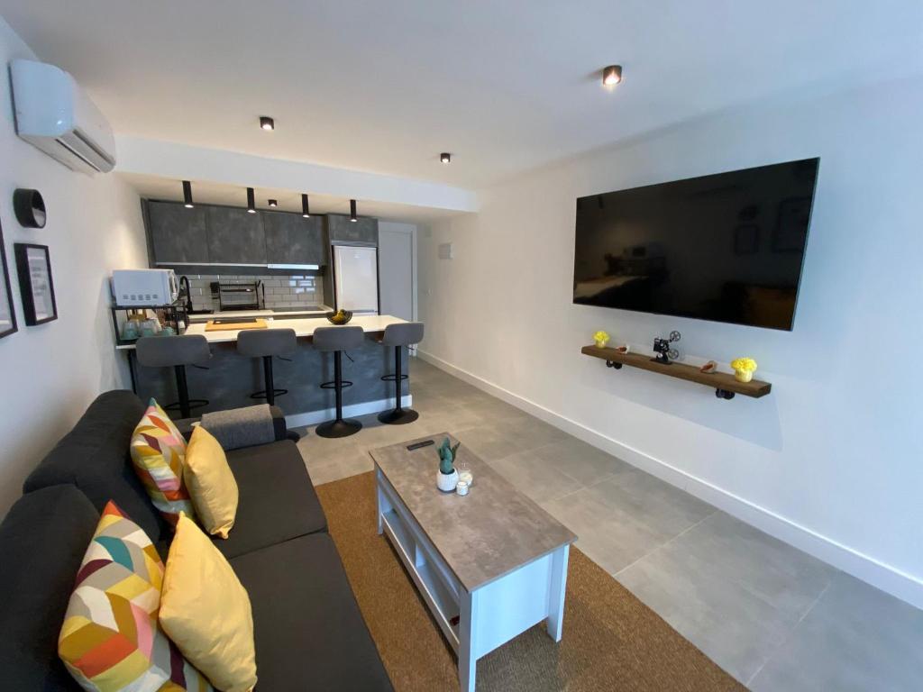 Kuchyňa alebo kuchynka v ubytovaní DUPLEX TORREMOLINOS 2 DORM / 2 WC