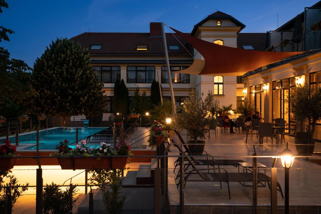 Bazén v ubytovaní Elizabeth Hotel alebo v jeho blízkosti