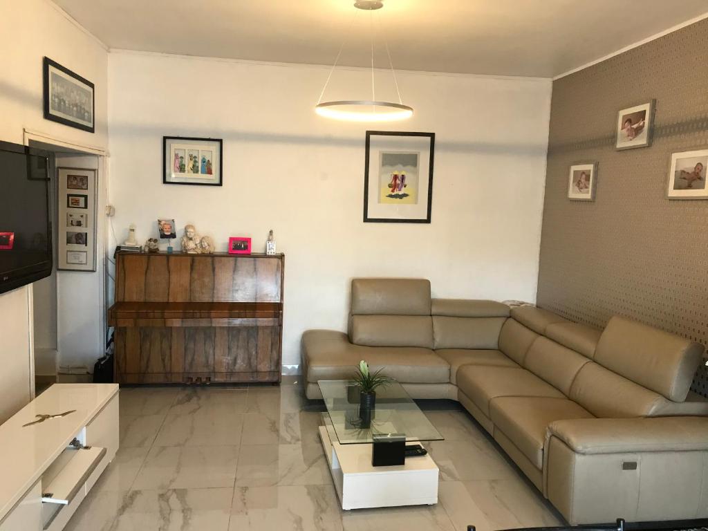 salon z kanapą i stołem w obiekcie Maison, 2chambres, gde terrasse, prox SNCF, friche et Vieux Port w Marsylii