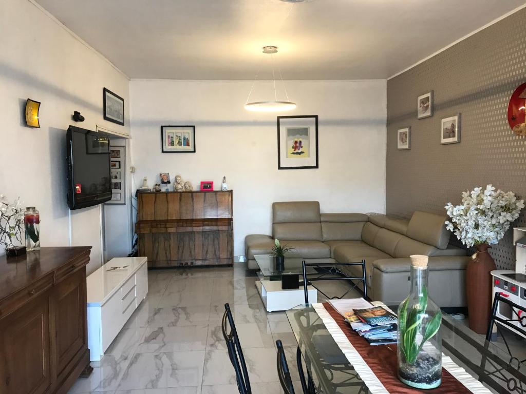 Televízia a/alebo spoločenská miestnosť v ubytovaní Maison, 2chambres, gde terrasse, prox SNCF, friche et Vieux Port
