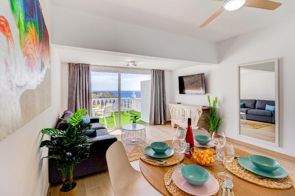 Sea sand and sun في كالاو سالفاجي: غرفة معيشة مع طاولة طعام وغرفة معيشة
