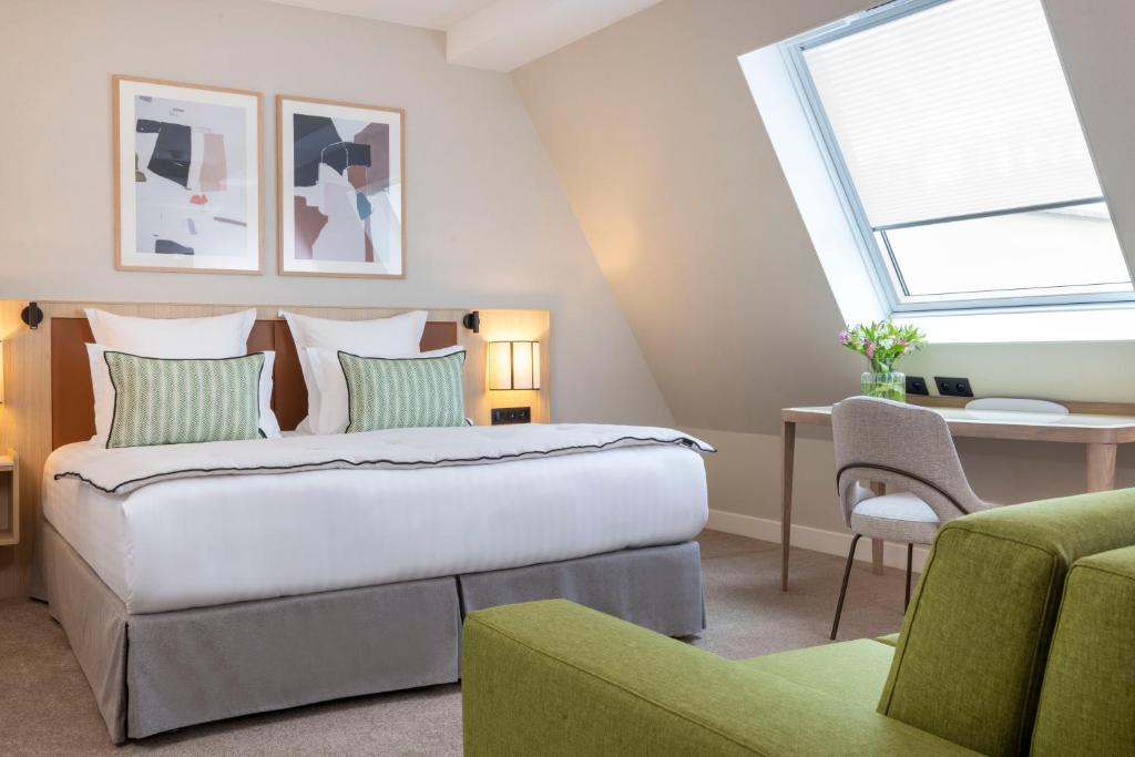 sypialnia z łóżkiem, biurkiem i oknem w obiekcie Hotel Duminy-Vendome w Paryżu