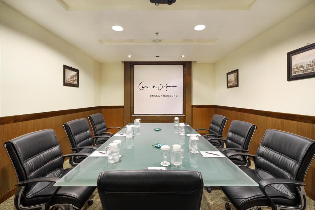 Area bisnis dan/atau ruang konferensi di Grand Dafam Braga Bandung