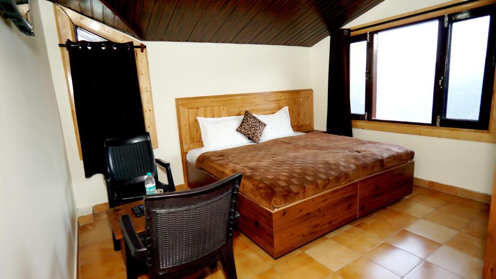 Postel nebo postele na pokoji v ubytování Thakur homes- couple and family friendly homestay