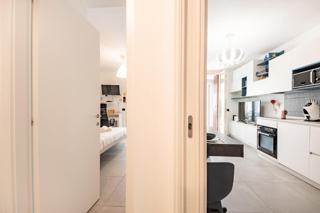 Kuchnia lub aneks kuchenny w obiekcie Renovated APT with Garden & Veranda!