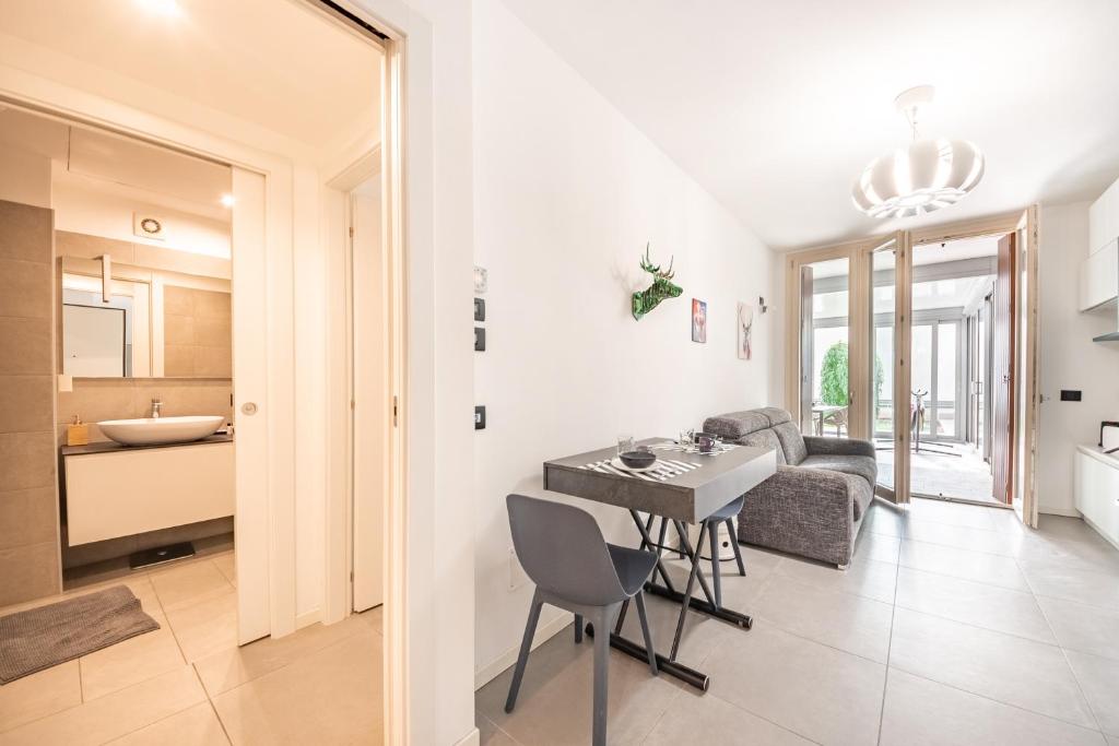 Część wypoczynkowa w obiekcie Renovated APT with Garden & Veranda!