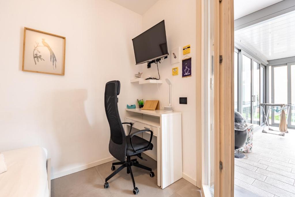 Telewizja i/lub zestaw kina domowego w obiekcie Renovated APT with Garden & Veranda!