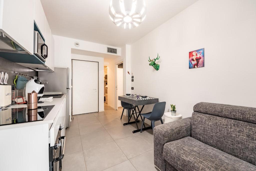 Kuchnia lub aneks kuchenny w obiekcie Renovated APT with Garden & Veranda!