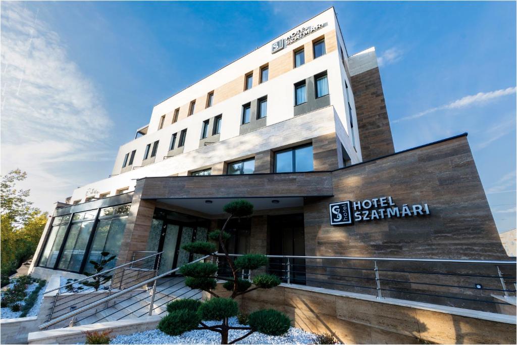 uma representação do exterior do hotel Benham em Hotel Szatmári & Étterem Jászberény em Jászberény