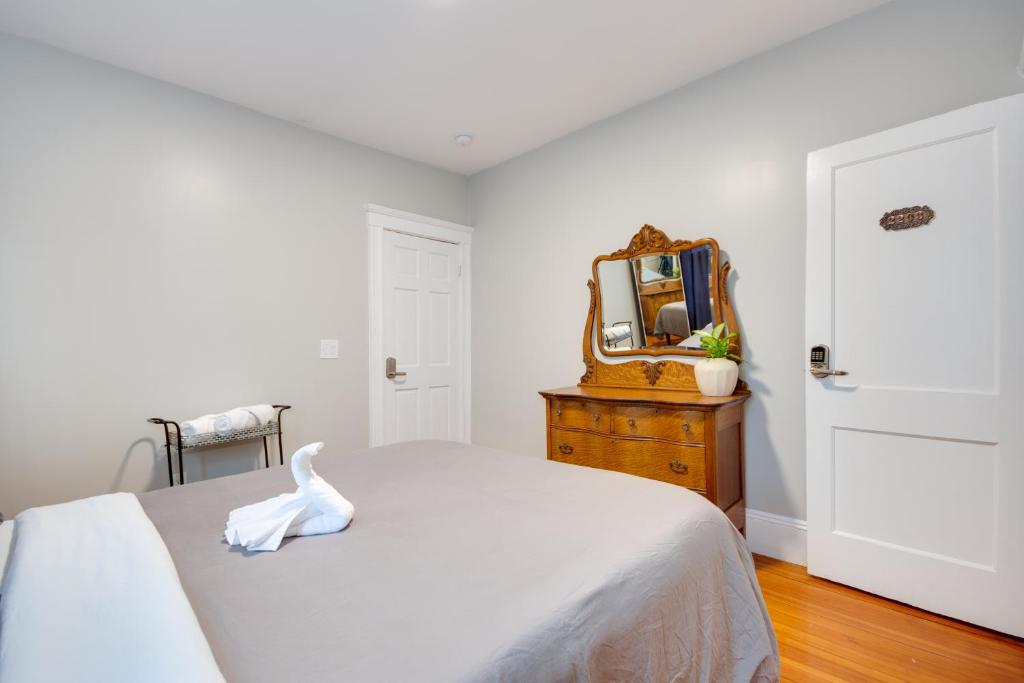 Boston Queen Bedroom photo