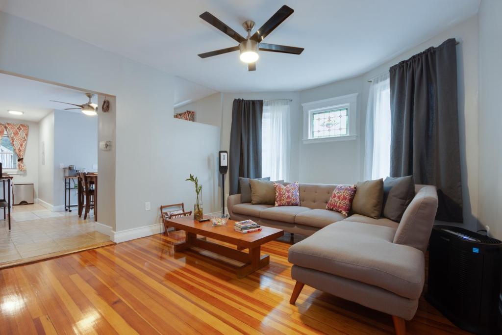 Boston Queen Bedroom photo