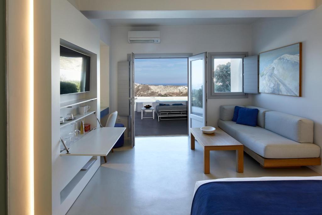Televisyen dan/atau pusat hiburan di Alti Santorini Suites - Caldera View