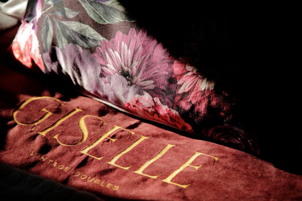 Giselle Vintage Doubles - Adults Only - Resim 38