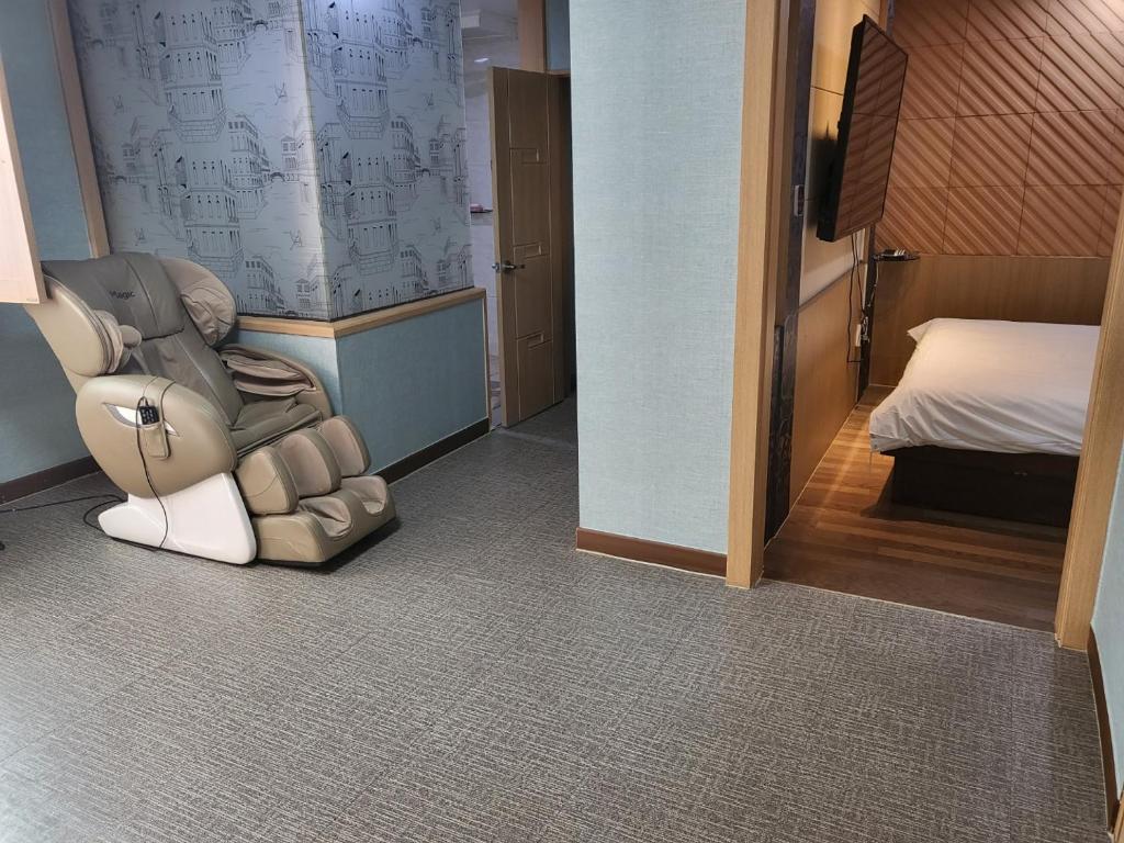 Postel nebo postele na pokoji v ubytování Sharp Hotel Jeonju