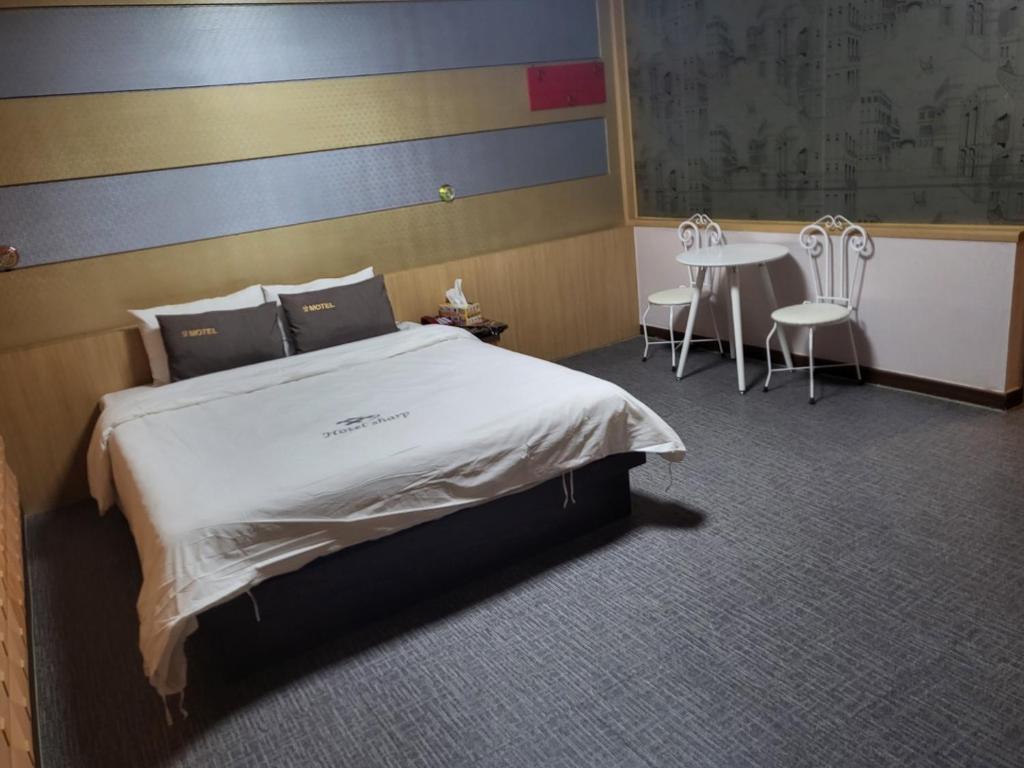 Postel nebo postele na pokoji v ubytování Sharp Hotel Jeonju