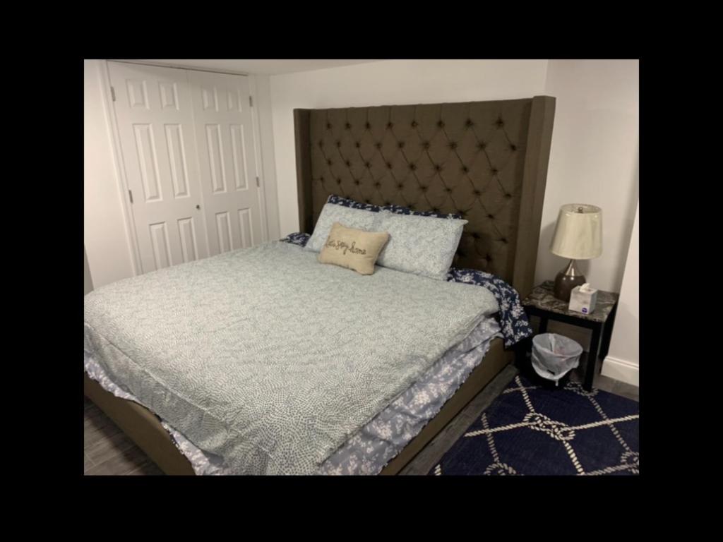 1 dormitorio con 1 cama con cabecero grande en Brand new bedroom with Tv next JHU en Baltimore