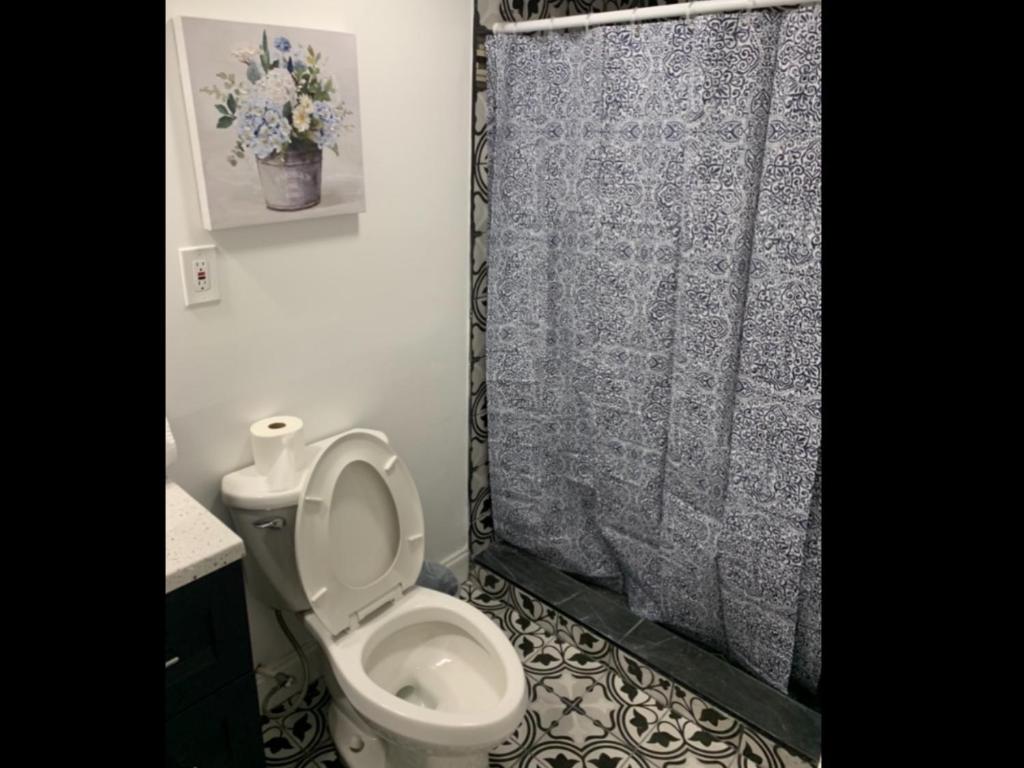 Brand new bedroom with Tv next JHU photo