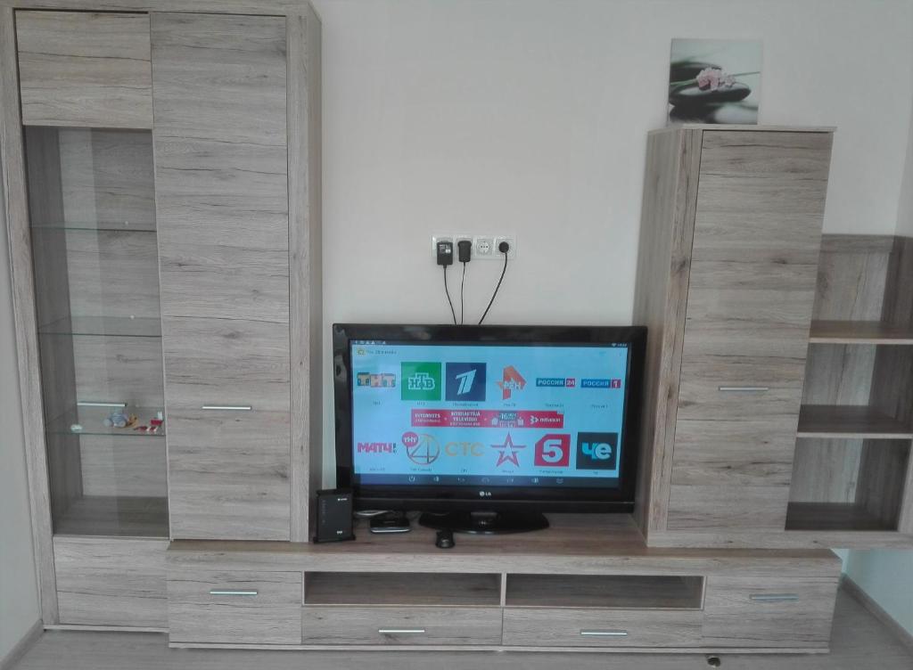 a flat screen tv sitting on a entertainment center at Двухкомнатная квартира Smart-Home in Daugavpils