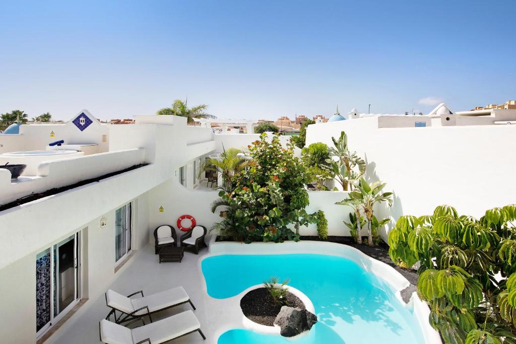 an aerial view of a villa with a swimming pool at Villa 87 in Corralejo