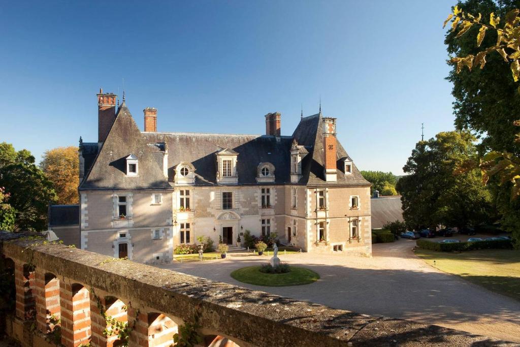 诺伊扎Château de Noizay - ChâteauZen的一座古老的城堡,前面有围栏