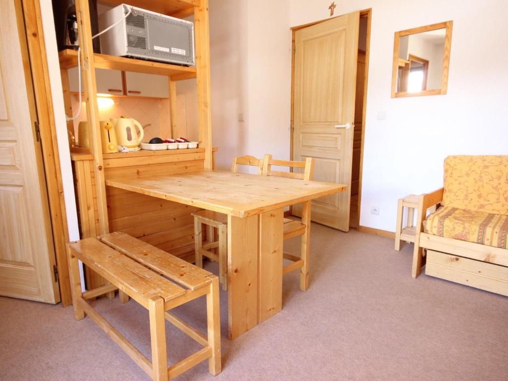 um quarto com uma mesa de madeira, uma cadeira e uma prateleira em Appartement Peisey-Vallandry, 3 pièces, 6 personnes - FR-1-411-648 em Landry