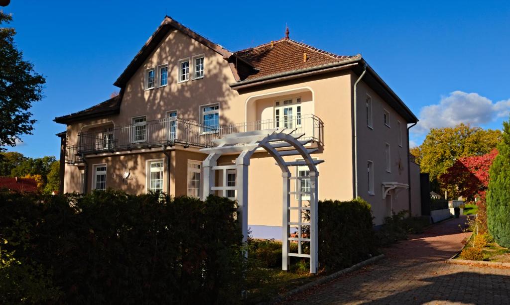 una casa con una escalera delante de ella en Seehotel Louise, en Gransee