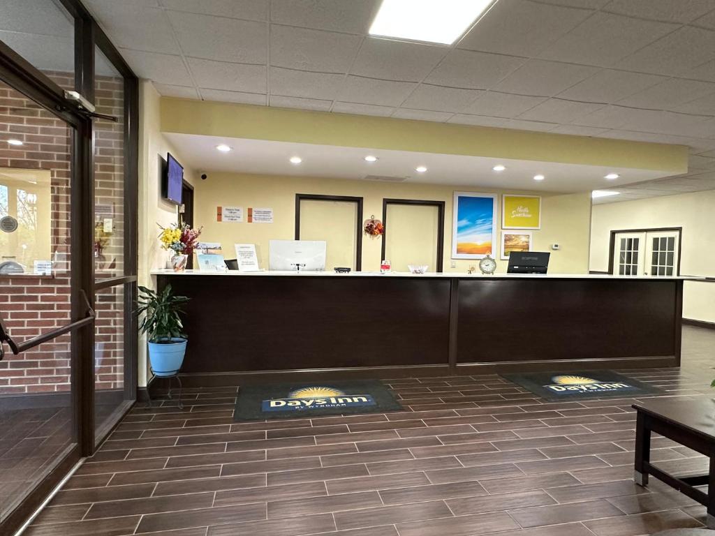 un espace d'attente dans un bureau dentaire avec un comptoir de réception dans l'établissement Days Inn by Wyndham Maysville Kentucky, à Maysville