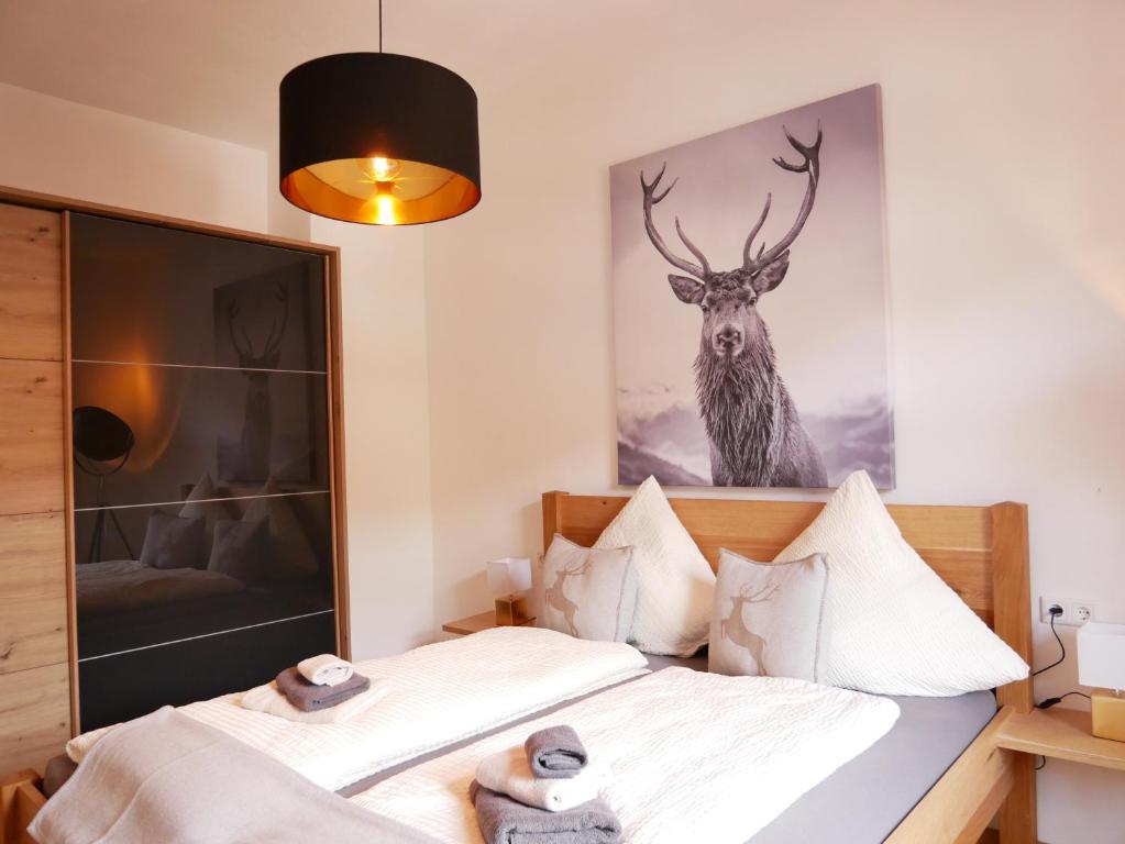 1 dormitorio con 2 camas y una foto de un ciervo en 2 Zimmer Ferienwohnung „Schliersberg“ en Schliersee