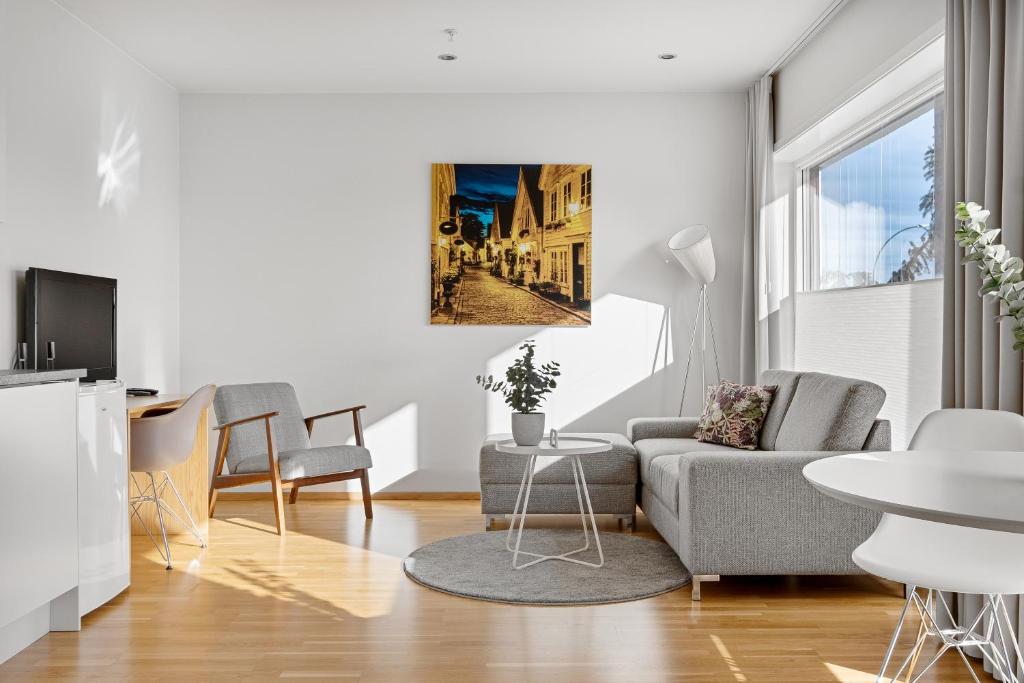 a living room with a couch and a table at Frogner House - Lagårdsveien 115 in Stavanger