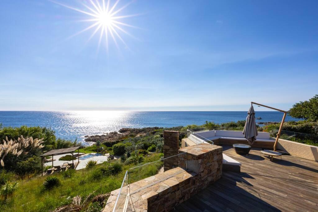 dom z widokiem na ocean w obiekcie Villa in Gated Community of Hotel La Réserve w mieście Ramatuelle