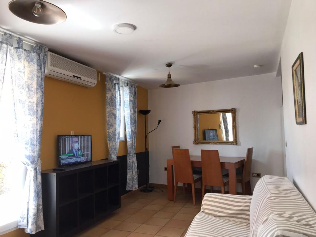 Televízia a/alebo spoločenská miestnosť v ubytovaní Apartamento Casa Pilatos