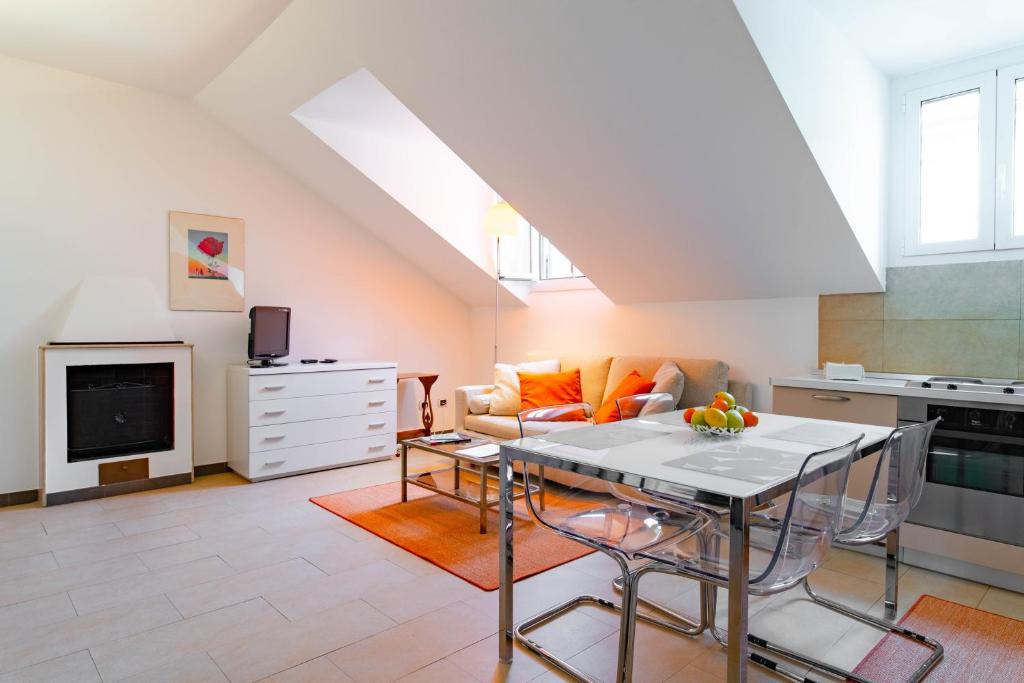 トリノにあるCà Maria Vittoria by HAPPYHOSTORINOのテーブルとキッチンのあるリビングルーム