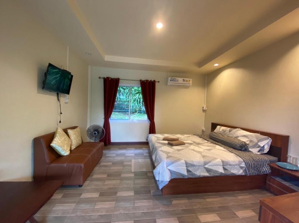 Postel nebo postele na pokoji v ubytování นพรัตน์การ์เด้นฮิลล์