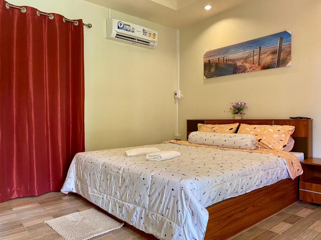 Postel nebo postele na pokoji v ubytování นพรัตน์การ์เด้นฮิลล์