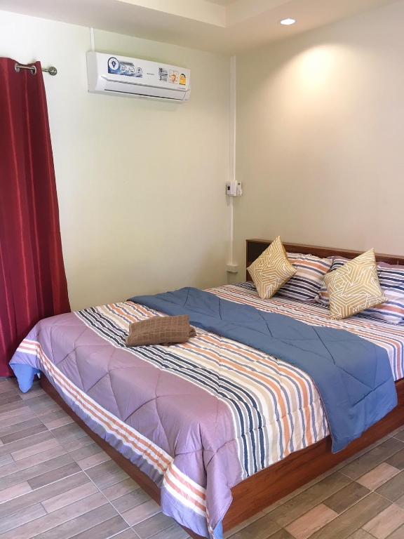Postel nebo postele na pokoji v ubytování นพรัตน์การ์เด้นฮิลล์