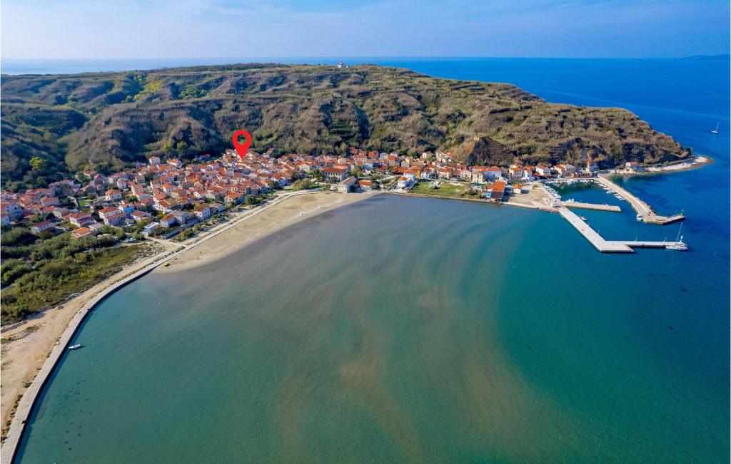 uma vista aérea de uma pequena ilha na água em Amazing Home In Susak With Kitchen em Susak