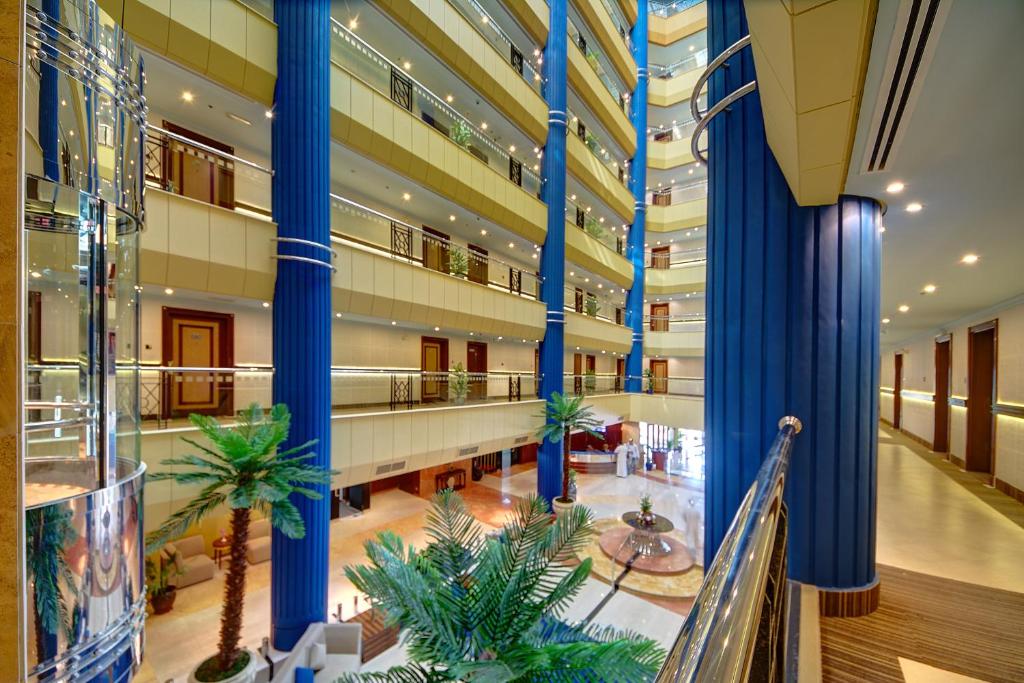 una vista del termio de un edificio con columnas azules en Al Manar Grand Hotel Apartment en Dubái