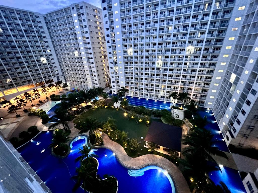 Utsikt över poolen vid Studio Units at Shore Residences Condo MOA Complex near Airport eller i närheten