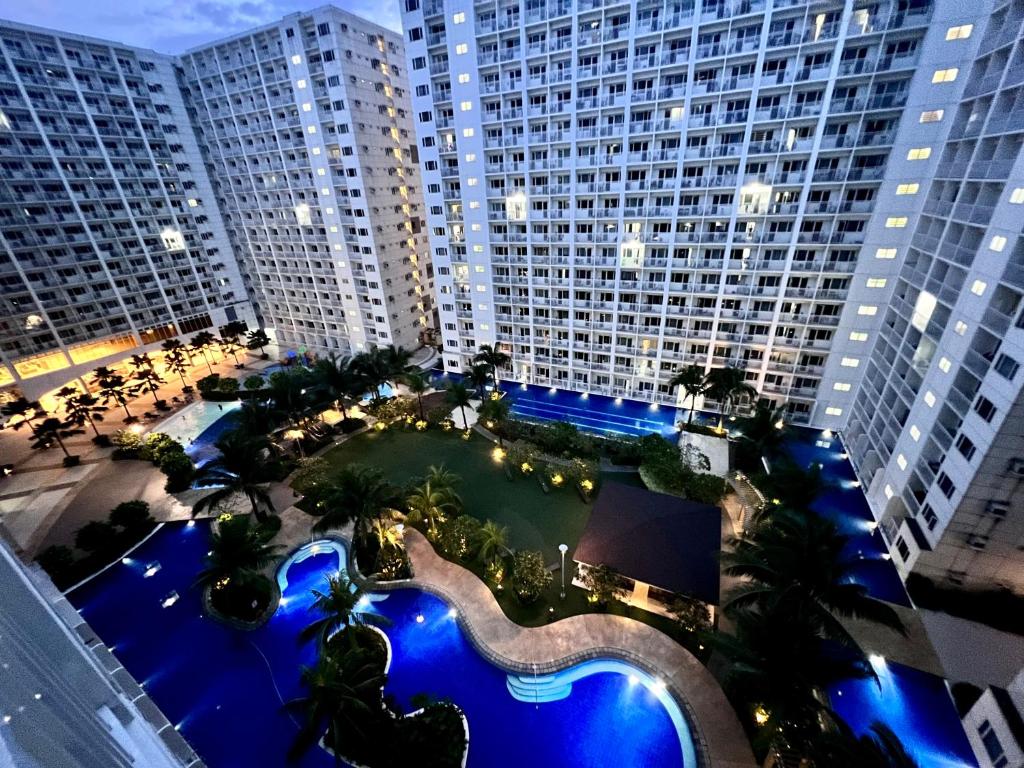 an overhead view of a large building with a swimming pool at Studio Units at Shore Residences Condo MOA Complex near Airport in Manila