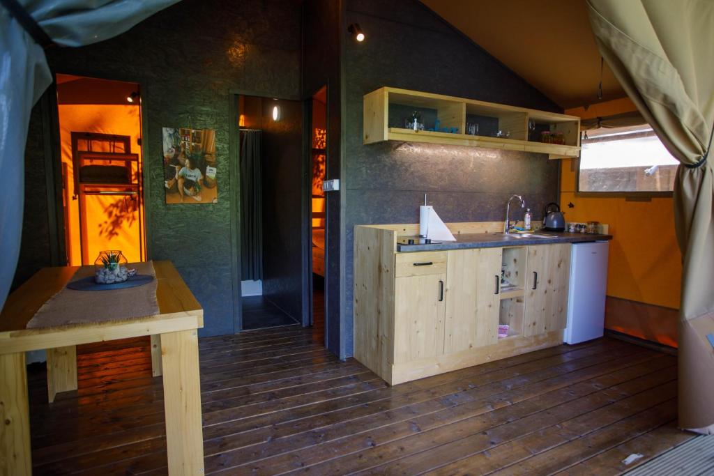 Kuchyň nebo kuchyňský kout v ubytování Glamping Bagrem