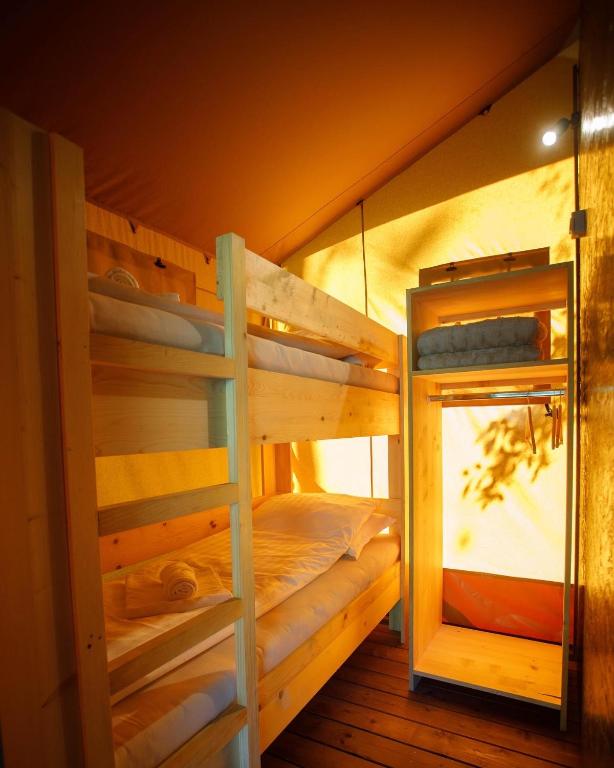 Palanda nebo palandy na pokoji v ubytování Glamping Bagrem