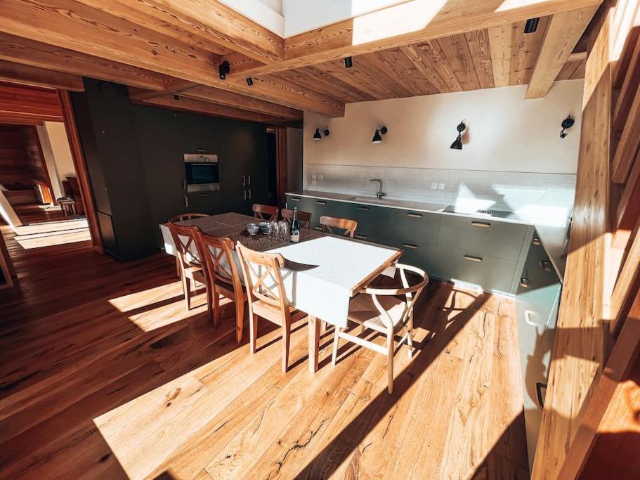 Kuchyňa alebo kuchynka v ubytovaní La Cabane, Superbe Duplex à 5 min des pistes