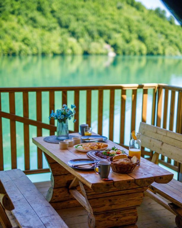 Jídlo v luxury tent nebo okolí