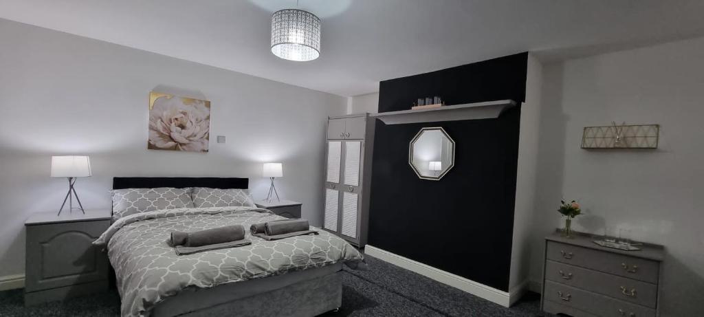 um quarto com uma cama grande e uma cómoda em Ultra-Fine APARTMENTS in CENTRAL HALIFAX em Halifax