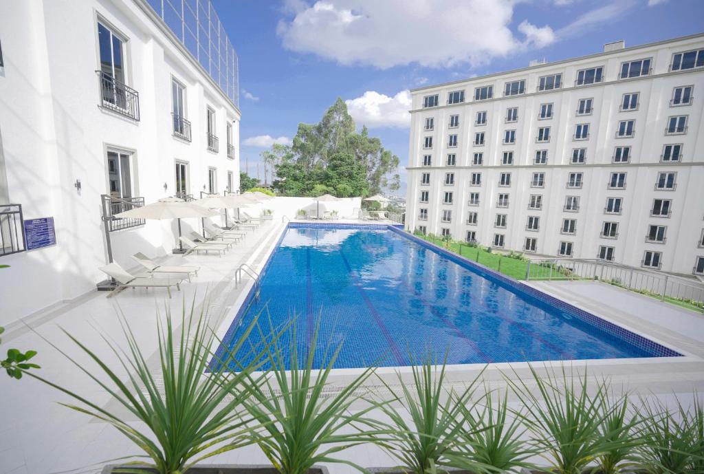 - une piscine au milieu d'un bâtiment dans l'établissement Haile Grand Addis Ababa, à Addis-Abeba